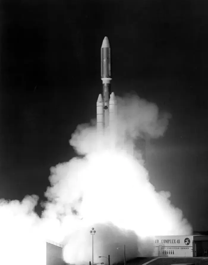 «Вояджеру-1» исполнилось 49 лет — самый далекий аппарат человечества все еще работает