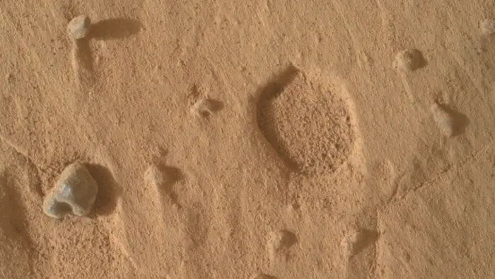 Марсоход Curiosity обнаружил на Марсе необычные неглубокие ямы 1 Марсоход Curiosity обнаружил на Марсе необычные неглубокие ямы