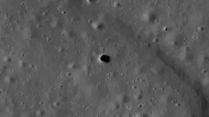 NASA исследует загадочную лунную яму в поисках подземной пещеры