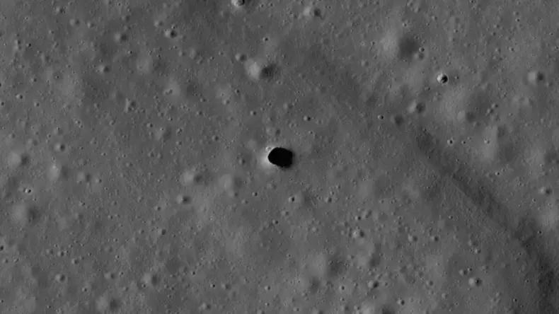 NASA исследует загадочную лунную яму в поисках подземной пещеры