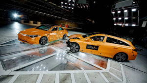 Mercedes-Benz разбила друг об друга гибридный и электрический CLA