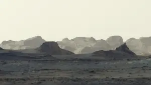 NASA показало марсианский рассвет: Curiosity снял горные хребты на склонах горы Шарп